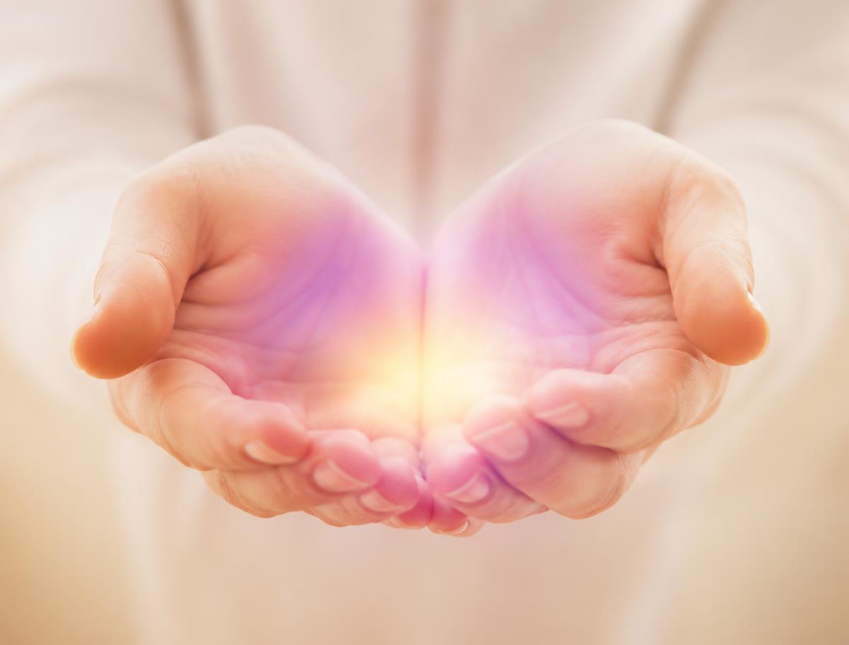 Reiki practice — കൈകൾക്കിടയിൽ സൗമ്യമായ പ്രകാശം